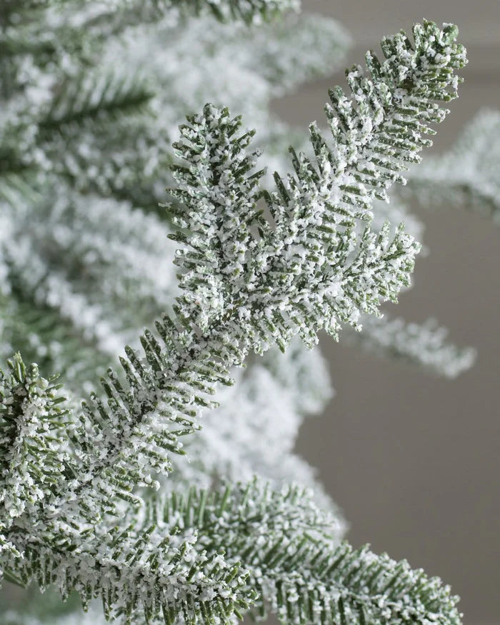 Árvore de Natal Nevada – Encanto Nevado para sua Decoração Natalina