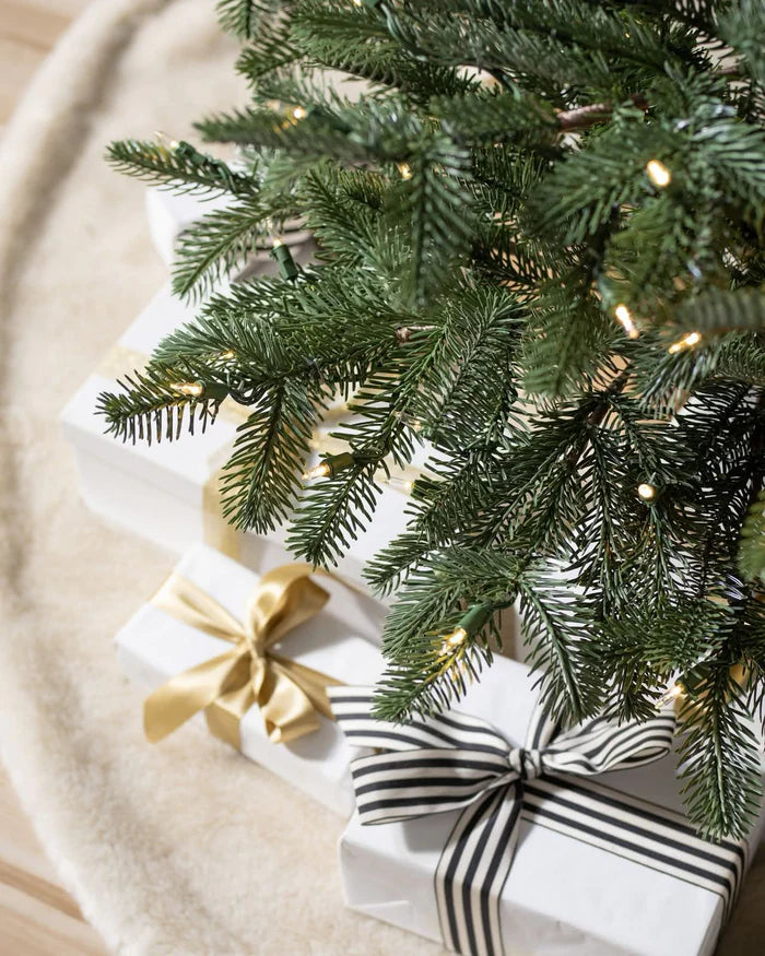 Árvore de Natal European Fir com Luzes LED Embutidas e Suporte Metálico