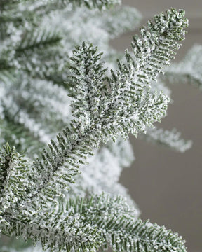 Árvore de Natal Nevada – Encanto Nevado para sua Decoração Natalina