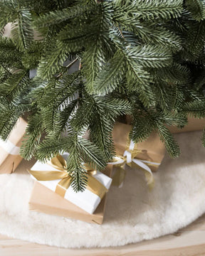 Árvore de Natal European Fir com Luzes LED Embutidas e Suporte Metálico