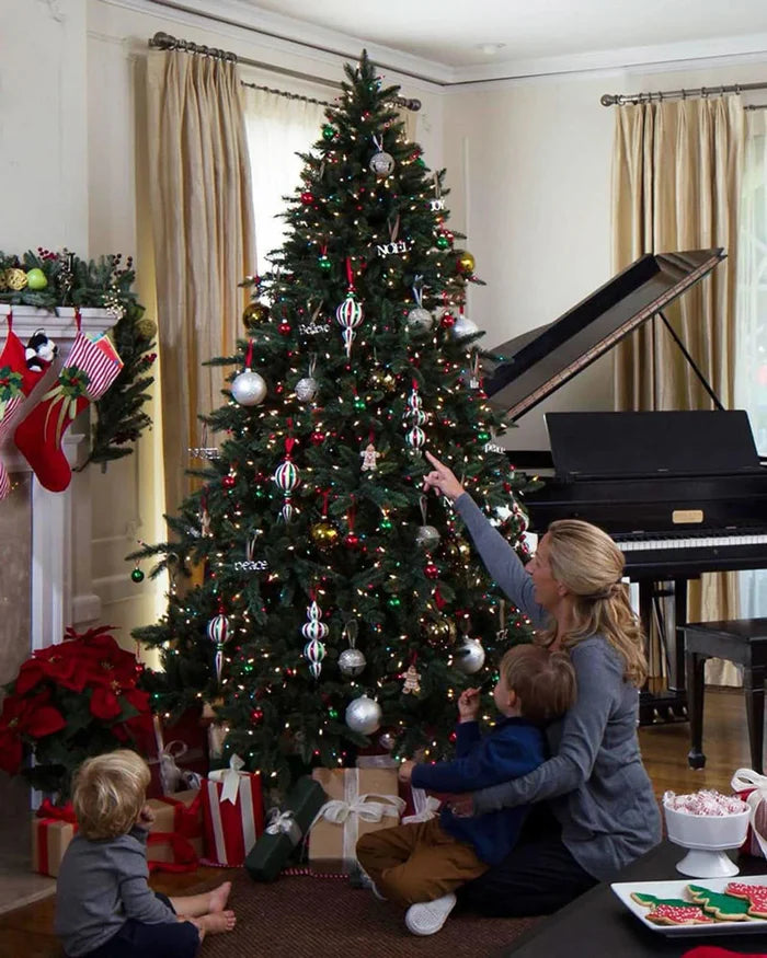 Árvore de Natal California Baby Redwood com Luzes LED Embutidas e Base Metálica