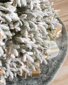 Árvore de Natal Nevada Frosted Fraser com Luzes LED Embutidas e Galhos Flexíveis